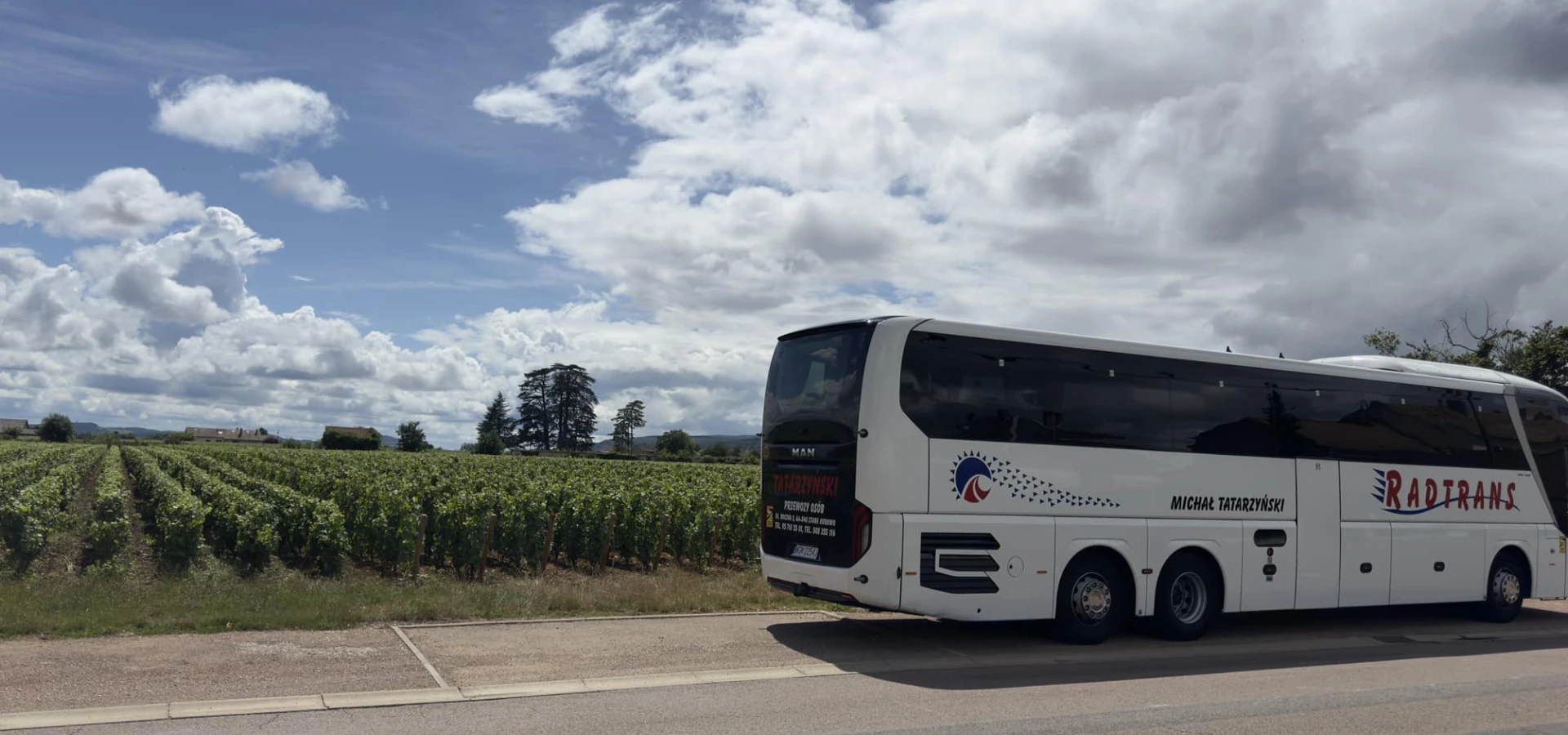 Biały autobus w trasie